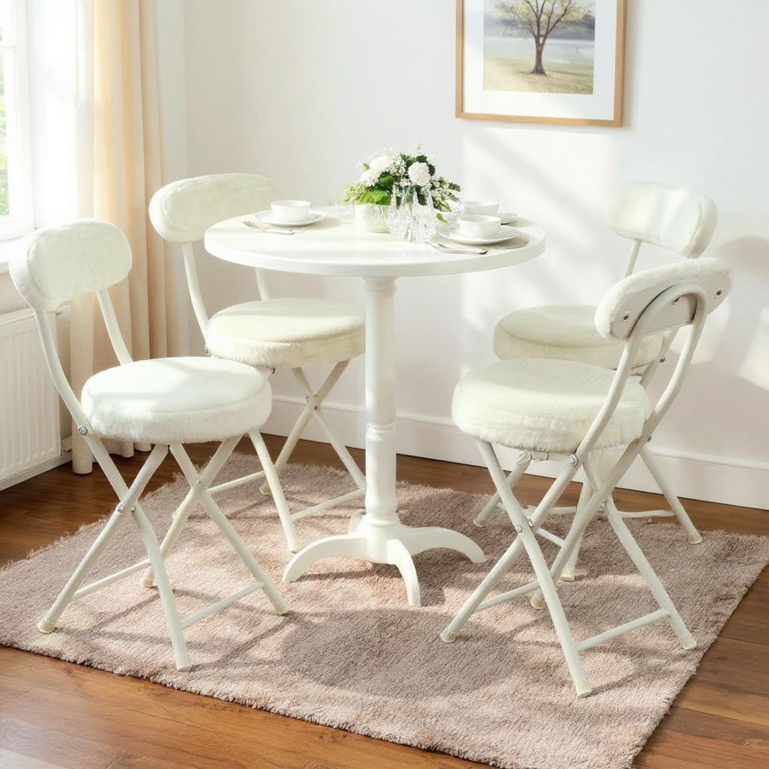 Ensemble de quatre chaises pliantes blanches avec siege rembourre effet peluche, structure metallique inspiree du style scandinave