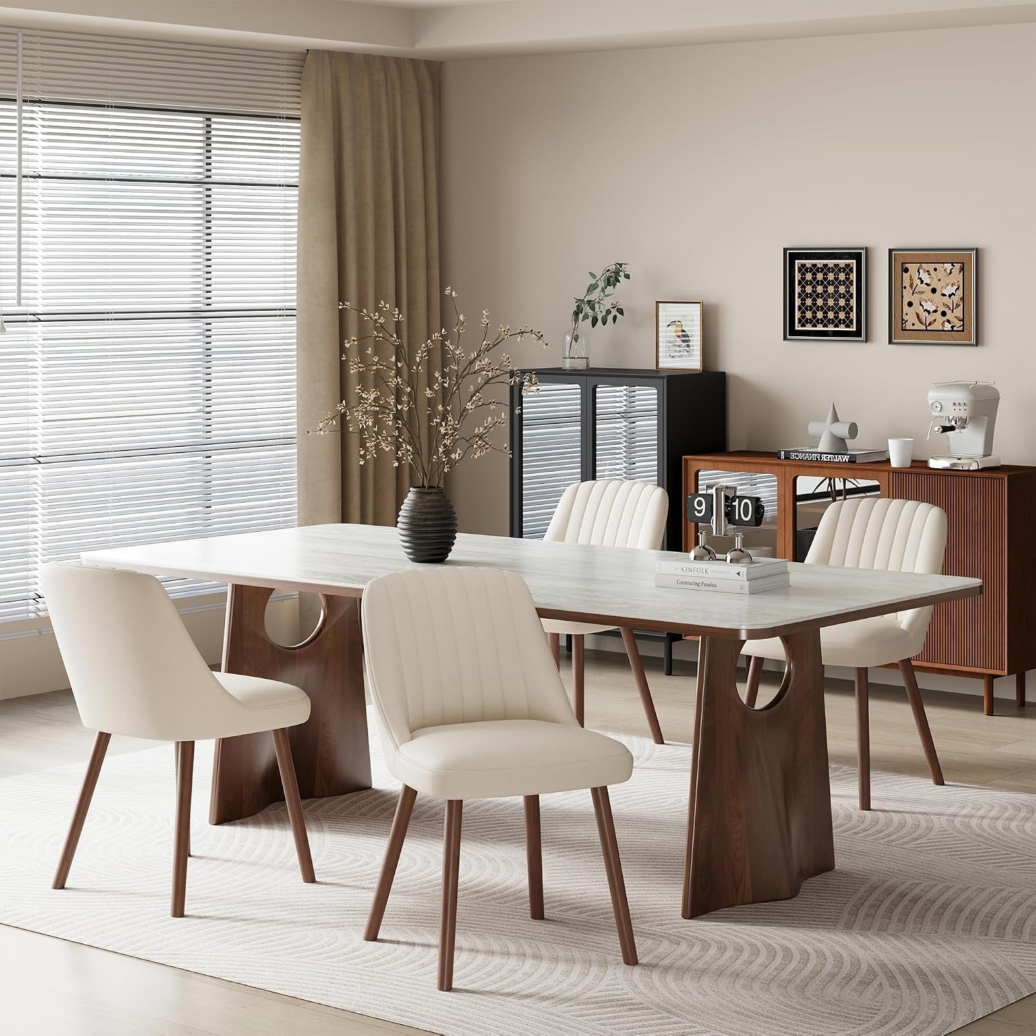 Pack de quatre chaises beige en tissu doux, dossier confortable et pieds en bois pour interieur moderne