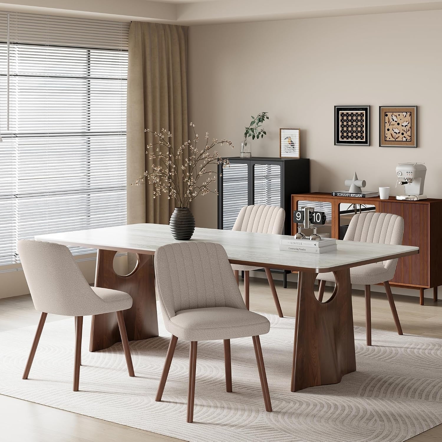 Chaises camel rembourrees par lot de 4 avec dossier enveloppant et pieds en bois pour interieur moderne