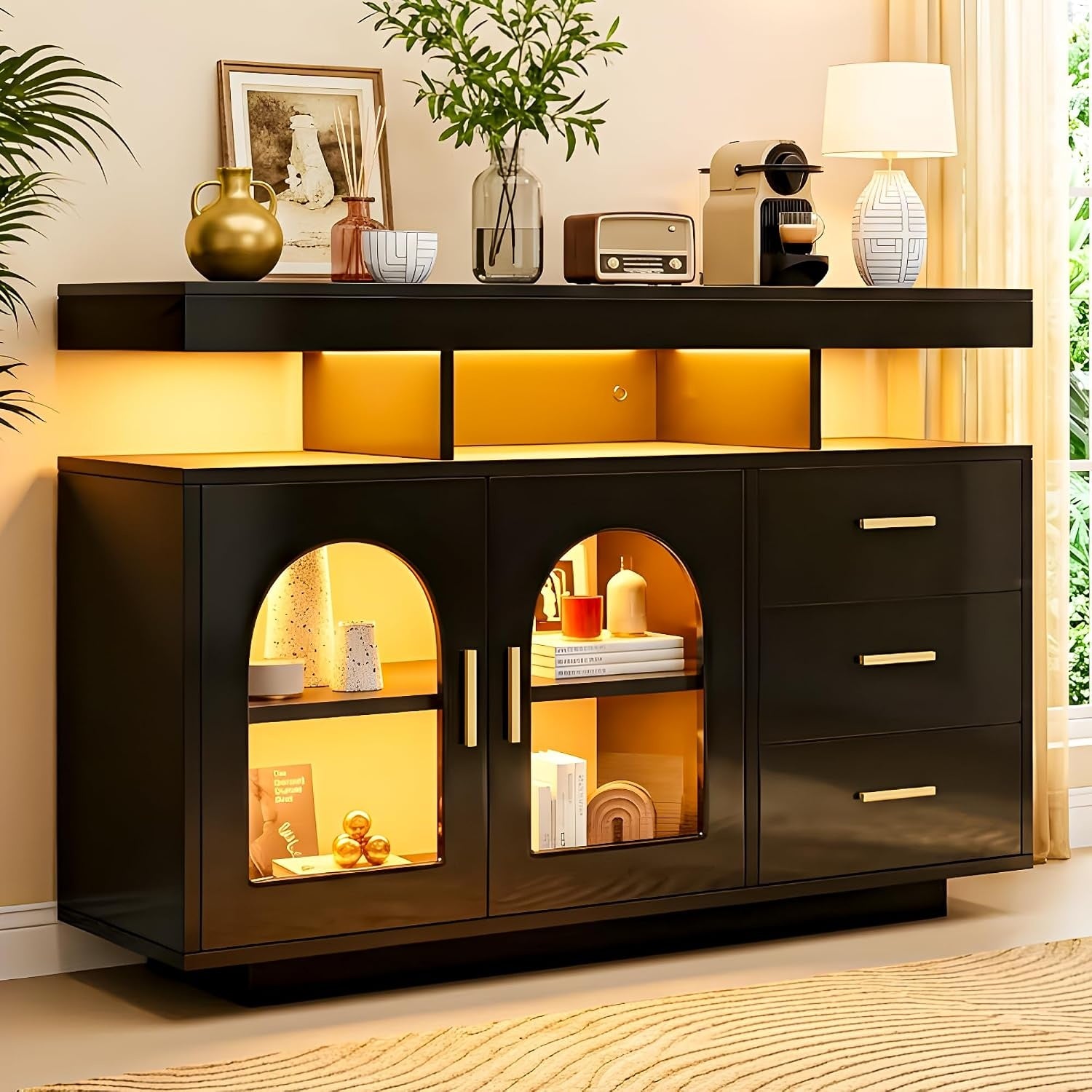 Buffet salon avec lumiere LED RGB, espace coin cafe, trois tiroirs et deux placards, finition noire moderne